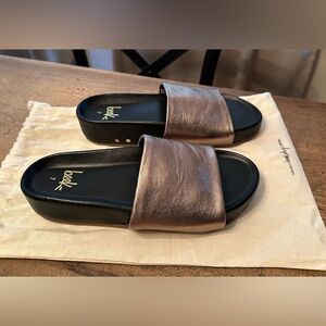 NWB Women’s Beek Pelican Leather Platform Sandals in Bronze/ Black Size: 7